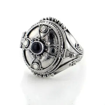 Rings: Poison Ring (Onyx or Moonstone)